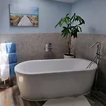 Homestay Double Bedroom With En-suite Bathroom