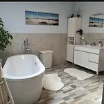 Homestay Double Bedroom With En-suite Bathroom
