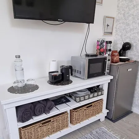 Double Bedroom With En-suite Bathroom *