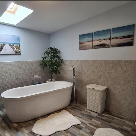 Double Bedroom With En-suite Bathroom