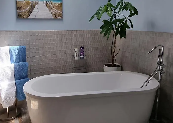 Homestay Double Bedroom With En-suite Bathroom