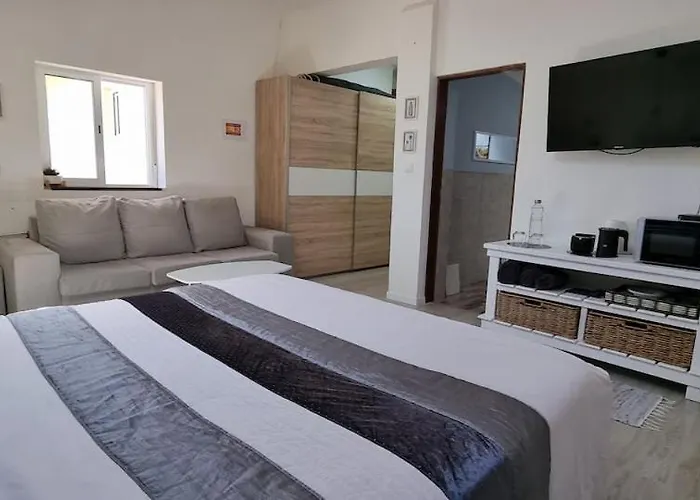 Homestay Double Bedroom With En-suite Bathroom