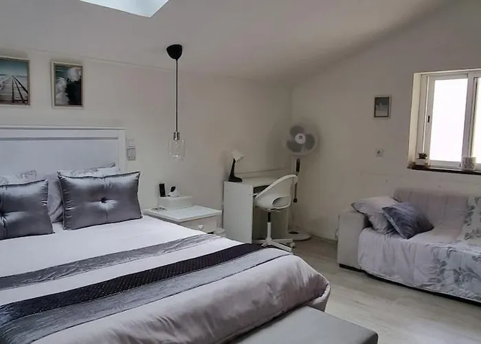 Homestay Double Bedroom With En-suite Bathroom *